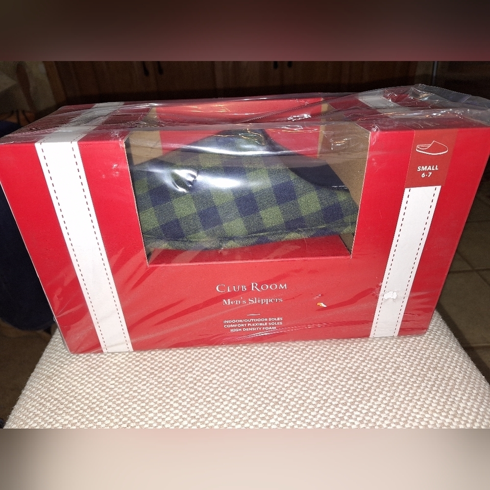 Club Room Men's slippers. Indoor/outdoor soles. Comgortable Loungewear.NWT